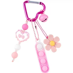 Llavero de juguete sensorial pop-it de silicona rosa con cuentas de corazón y flor