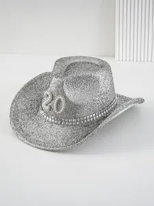 Nahaufnahme eines silbernen Y2K-Glitzer-Cowboyhuts mit Perlen-20-Accessoire und Nieten