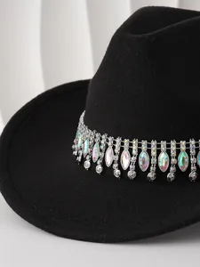 Detalle de sombrero vaquero de fieltro negro con cadena de flecos de cristal y strass.