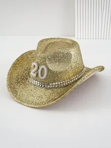 Detailansicht eines goldfarbenen Y2K-Cowboyhuts mit Pailletten und Perlen-Nummer-20-Patch
