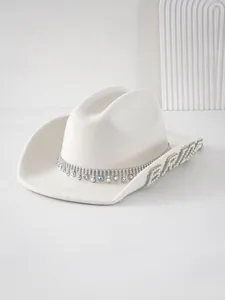 Dettaglio cappello da cowboy bianco per sposa con scritta 'BRIDE' in perle e strass