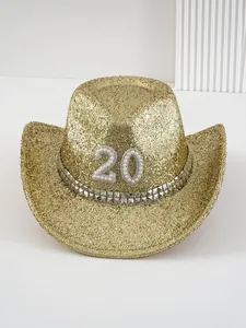 Detailansicht eines goldenen Y2K-Glitzer-Cowboyhutes mit Perlennummer 20 Dekoration