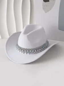 Detalle del flequillo de pedrería de doble fila y colgantes de cristal en sombrero vaquero