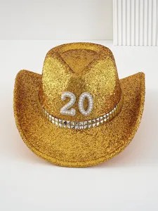 Detailaufnahme von goldenem Glitzer-Cowboyhut mit Perlen-Zahl 20 und Nietendetail