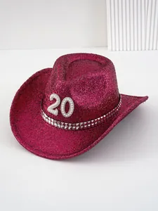 Magentafarbener Glitzer-Cowboyhut mit Perlennummer 20 und silbernen Nieten im Detail