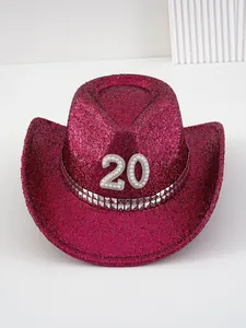 Detailansicht eines magentafarbenen Cowboyhuts mit perlbesetztem "20"-Emblem.