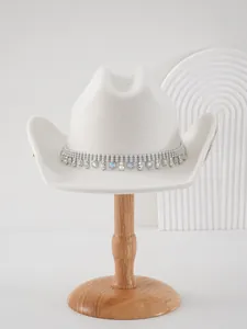 Primo piano del cappello da cowboy bianco di lusso con strass e gemme colorate