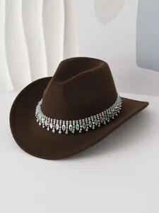 Primer plano de sombrero de vaquero de fieltro marrón con cadena de borlas de cristal