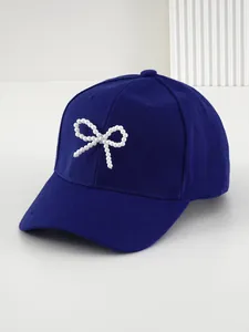 Vista dettagliata di un berretto da baseball blu scuro con un elegante fiocco di perle