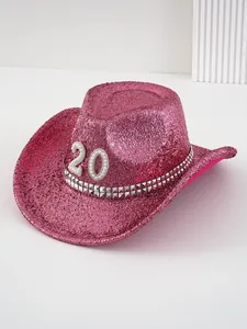 Detail des pinkfarbenen Glitzer-Cowboyhuts mit Perlenzahl 20 und Nieten