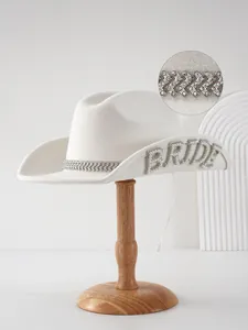 Dettaglio di un cappello da cowboy bianco da sposa con scritta BRIDE in perle e strass