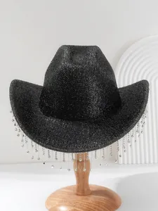 Detailansicht des schwarzen Pailletten-Cowboyhutes mit hängenden Strass-Fransen.