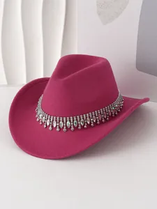 Primer plano de un sombrero vaquero de fieltro fucsia con flecos de pedrería brillante