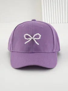 Cappellino da baseball viola da donna con elegante decorazione a fiocco in perle bianche