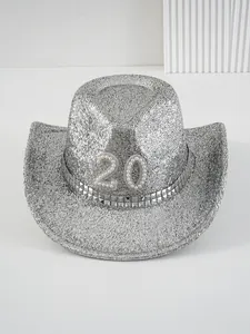 Detailansicht eines silbernen Y2K Cowboyhutes mit Perlen-Zahl 20 und Nieteneinfassung