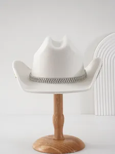 Vista dettagliata del cappello da cowboy bianco con fascia in strass e accenti di perle