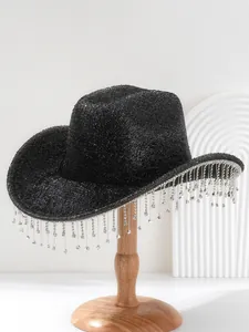 Detail eines schwarzen Pailletten-Cowboyhuts mit silbernen Strassfransen am Ständer