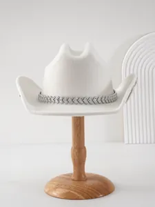 Vista dettagliata di un cappello da cowboy bianco da sposa con rifiniture in strass.