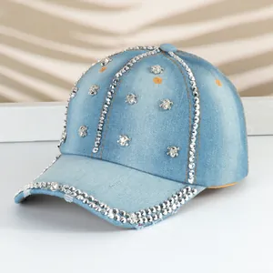 Dettaglio squisito del cappello in denim con borchie a teschio e strass scintillanti