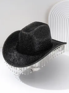 Detailansicht des schwarzen Pailletten-Cowboyhuts mit eleganten silbernen Strassfransen.