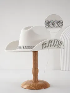 Primo piano del cappello da cowboy da sposa bianco con lettere di perle e fascia di strass