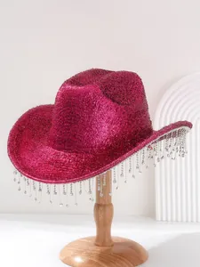 Detail eines fuchsiafarbenen Pailletten-Cowboyhuts mit hängenden Strassfransen auf Stand