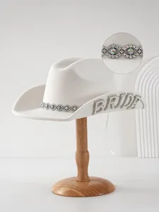 Dettaglio cappello cowboy bianco per sposa con lettere di perle e finiture in strass luccicanti
