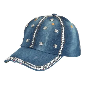 Berretto da baseball in denim retrò con borchie in metallo argentato e teschi decorativi.