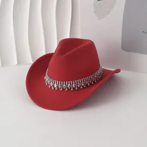 Sombrero de vaquero de fieltro rojo con decoración de flecos de diamantes