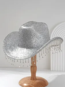 Nahaufnahme eines silbernen Glitzer-Cowboyhuts mit eleganten Strassquasten am Rand