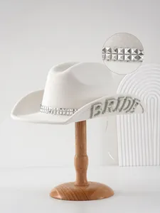 Cappello da cowboy da sposa bianco con lettere BRIDE di perle e dettagli borchiati.