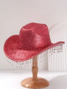 Detailansicht eines pinken Pailletten-Cowboyhuts mit funkelnden Strasssteinquasten
