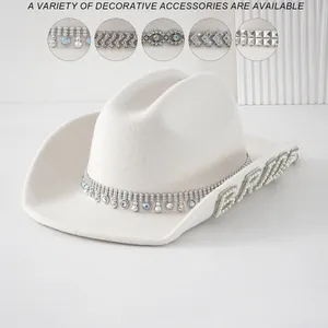Cappello da cowboy in feltro bianco con frange di strass e scritta bride in perle