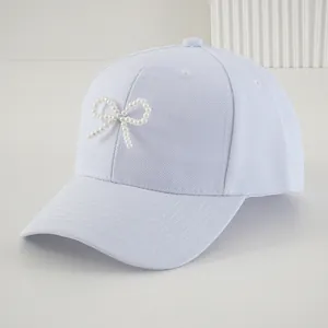 Elegante berretto da baseball azzurro da donna con delicato fiocco di perle per viaggi