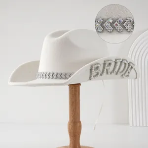 Cappello da cowboy da sposa bianco con lettere BRIDE di perle e fascia di strass
