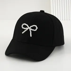 Elegante berretto da baseball nero da donna con fiocco di perle bianche sul davanti