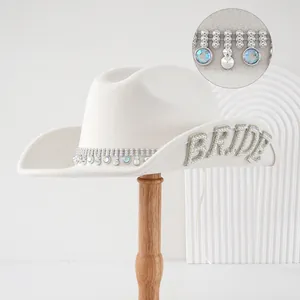 Cappello da cowboy bianco di lusso per sposa con lettere in strass BRIDE e decori di perle.
