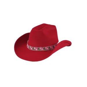 Stylischer roter Filz-Cowboyhut mit einem dekorativen rosa Rosen-Netzband verziert