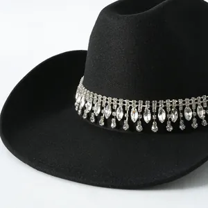 Cappello da cowboy in feltro nero con frange di strass e pendenti in cristallo.