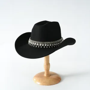 Cappello da cowboy in feltro nero con catena di nappe in strass di cristallo