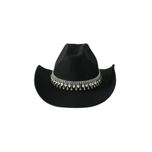 Cappello da cowboy in feltro nero con fascia a doppia fila di strass e nappe di cristallo.