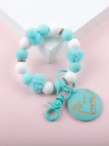 Detailansicht des silikonperlen-armbands mit pelzball und 'mama' herzanhänger
