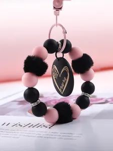Nahaufnahme von Silikonperlen-Armband-Schlüsselanhänger mit Mama-Herz-Anhänger