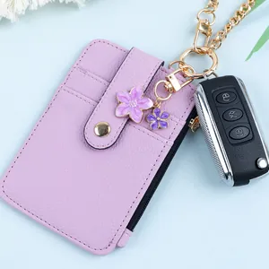 Minimalistisches lila Kartenetui aus Leder mit Blumenanhänger und goldener Kette