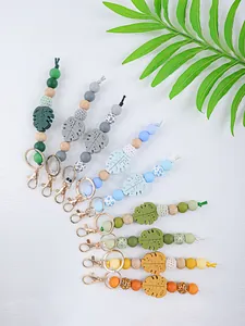 Detailansicht verschiedener Silikonperlen-Schlüsselanhänger mit Monstera-Blatt-Motiven