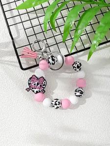 Detalle de un llavero de pulsera de cuentas de silicona con colgante de corazón MAMA.