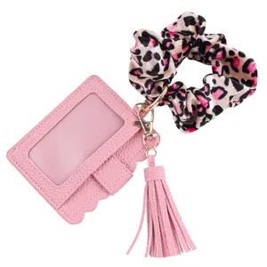 Stilvoller pinker PU-Leder-Ausweishalter-Schlüsselanhänger mit Leoparden-Scrunchie