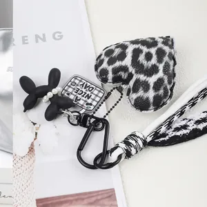 Nahaufnahme von stylischem Schlüsselanhänger mit Leopardenherz und Ballonhund-Charme
