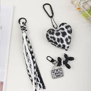 Herz-Leopard-Plüsch und Ballonhund-Schlüsselanhänger-Set für modisches Zubehör