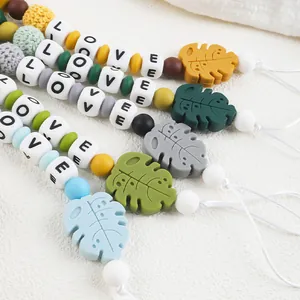 Macro-detail van siliconen kralen sleutelhangers met LOVE letters en bladeren